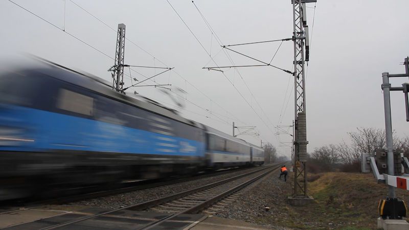 Zkušební vlak na jihu Moravy svezl lidi dvoustovkou